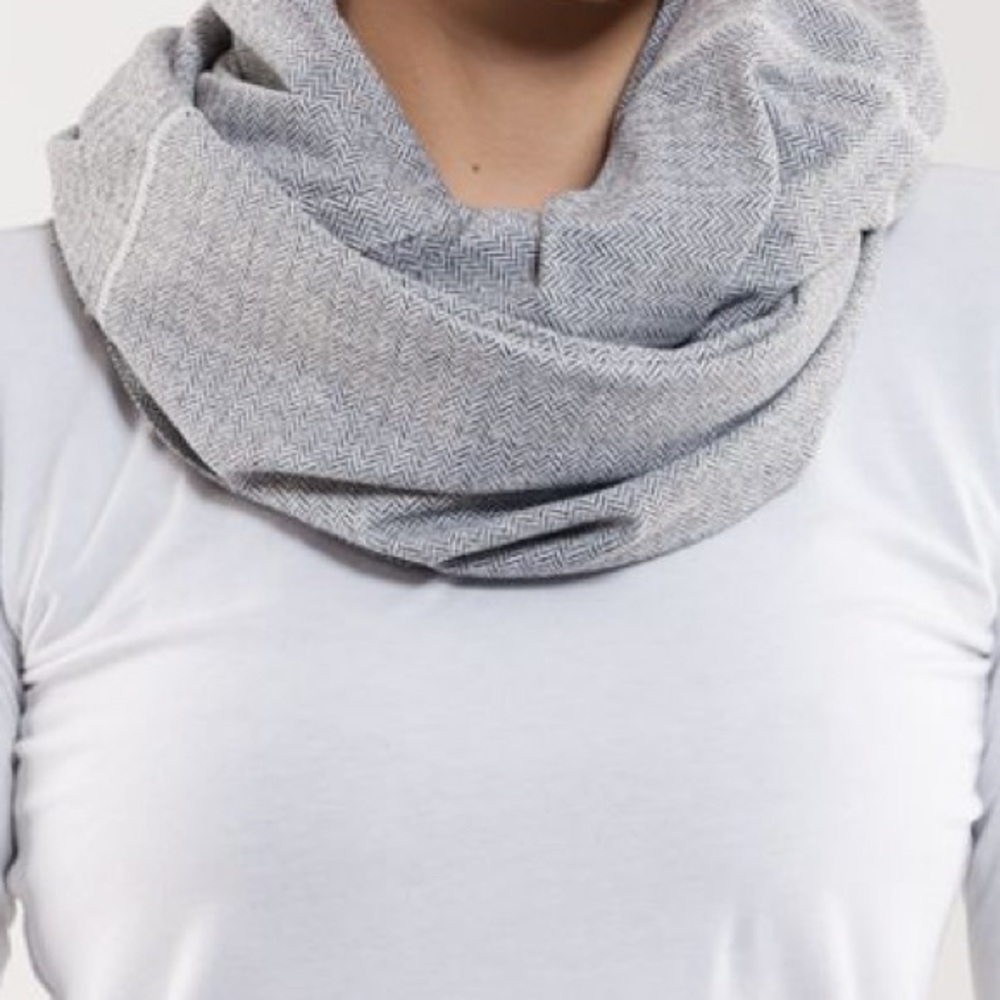 💕 LULULEMON vinyasa scarf in heathered deep coal grey, ghost herringbone print